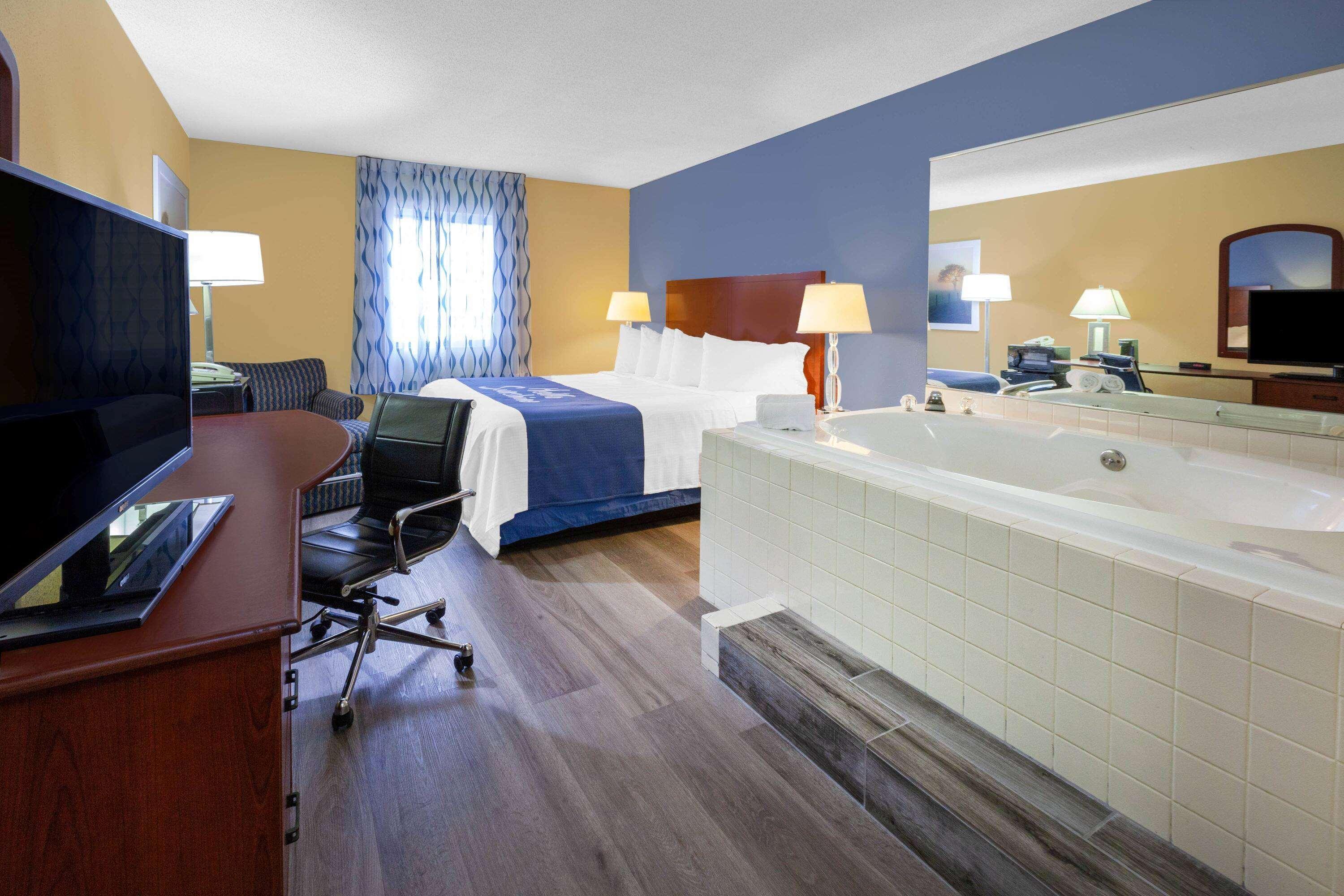 Days Inn By Wyndham Milan Sandusky South Exterior foto